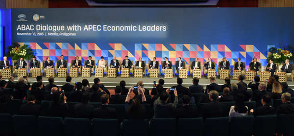 安倍总理为出席亚太经合组织（APEC）领导人会议访问了菲律宾共和国的马尼拉。