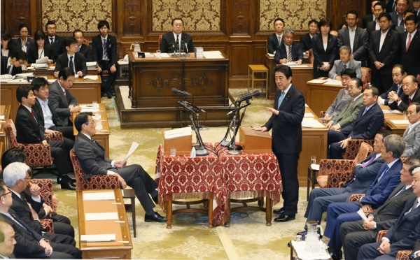 安倍总理在国家基本政策委员会两院联合审查会上进行了党首讨论。