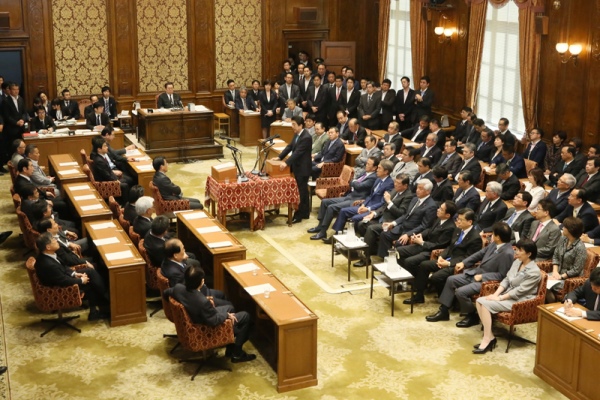 安倍总理在国家基本政策委员会两院联合审查会上进行了党首讨论。