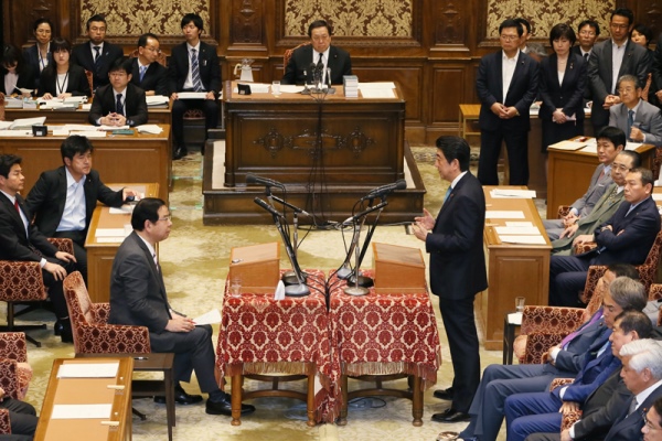 安倍总理在国家基本政策委员会两院联合审查会上进行了党首讨论。