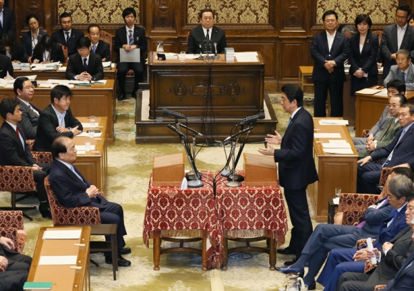 安倍总理在国家基本政策委员会两院联合审查会上进行了党首讨论。