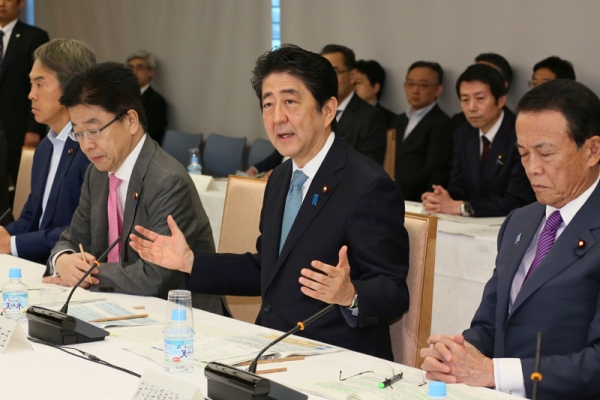 安倍总理在总理大臣官邸召开了第8次一亿总活跃国民会议。