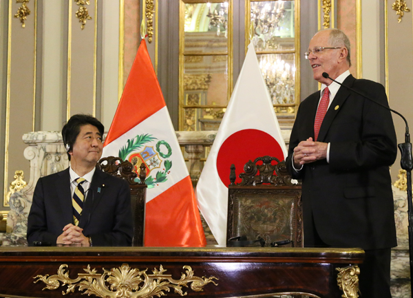 安倍总理为了出席亚太经合组织（APEC）领导人会议等访问了秘鲁共和国的利马。