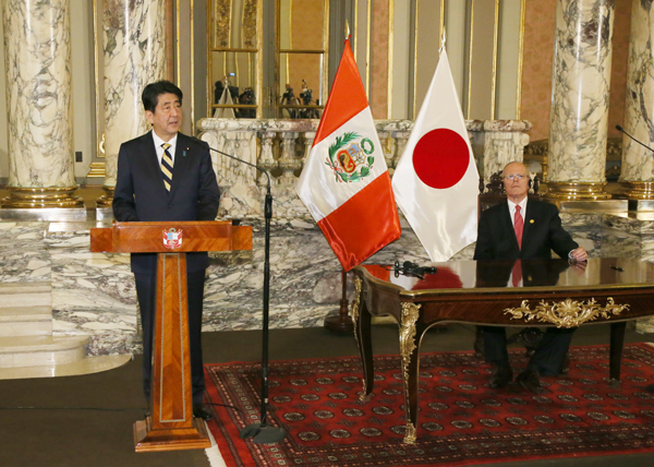 安倍总理为了出席亚太经合组织（APEC）领导人会议等访问了秘鲁共和国的利马。