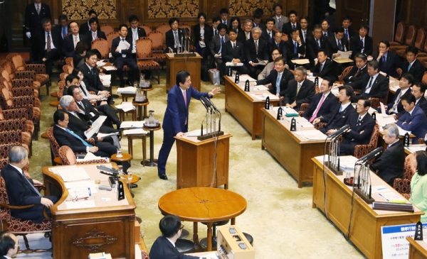 安倍总理出席了参议院预算委员会。