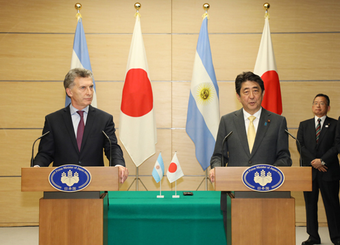 安倍总理在总理大臣官邸与阿根廷共和国总统毛里西奥·马克里举行了首脑会谈等。