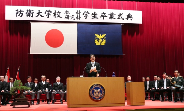 安倍总理出席了位于神奈川县横须贺市的防卫大学校的毕业典礼，并作为自卫队最高指挥官对毕业生作了训示。