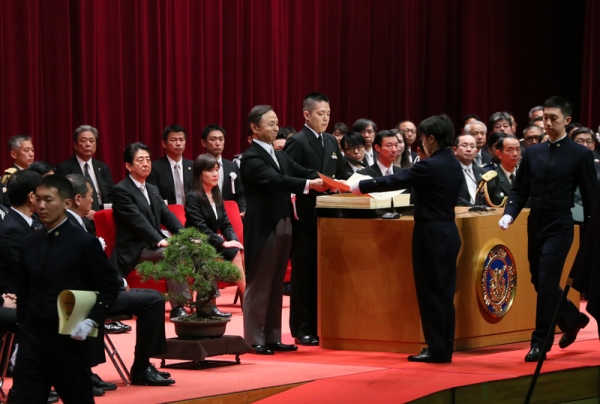 安倍总理出席了位于神奈川县横须贺市的防卫大学校的毕业典礼，并作为自卫队最高指挥官对毕业生作了训示。