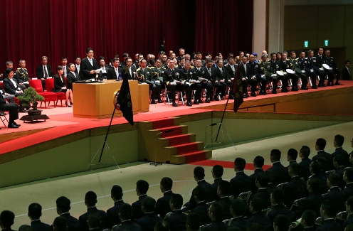 安倍总理出席了位于神奈川县横须贺市的防卫大学校的毕业典礼，并作为自卫队最高指挥官对毕业生作了训示。