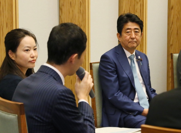 安倍总理在总理大臣官邸召开了第2次“总理与第一线人员有关工作方式改革的意见交换会”。