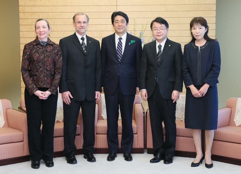 安倍总理在总理大臣官邸接受了“2016年（第32届）日本国际奖”获奖者的拜会。