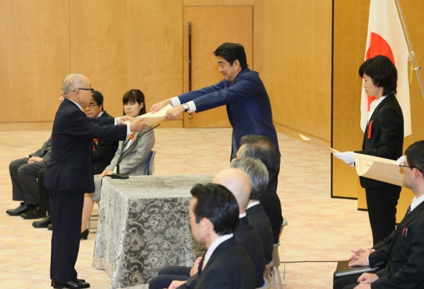 安倍总理在总理大臣官邸举行了2016年安全・安心城镇建设相关功劳者表彰仪式。