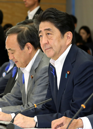 安倍总理在总理大臣官邸出席了有关每月例行经济报告等的相关阁僚会议。