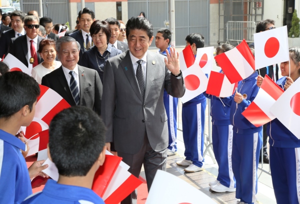 安倍总理为了出席亚太经合组织（APEC）领导人会议等访问了秘鲁共和国的利马。