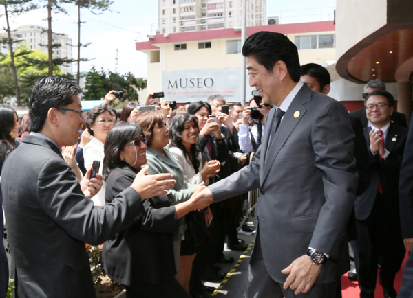 安倍总理为了出席亚太经合组织（APEC）领导人会议等访问了秘鲁共和国的利马。