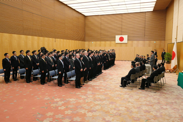 安倍总理出席了在总理大臣官邸召开的内阁及内阁府老员工表彰仪式。