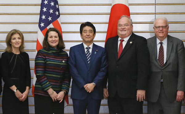 安倍总理在总理大臣官邸接受了美国议会日本研究小组成员的拜会。