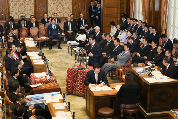 安倍总理出席了众议院预算委员会。