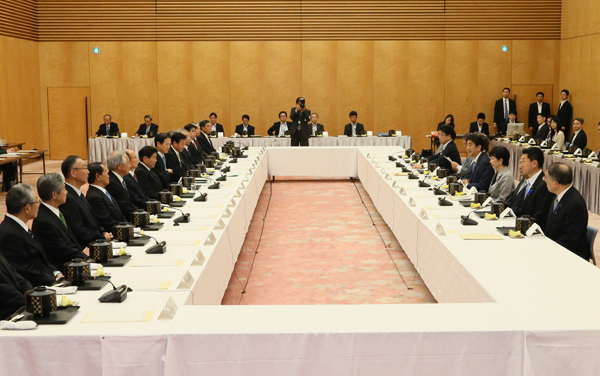 安倍总理在总理大臣官邸出席了市町村长恳谈会。