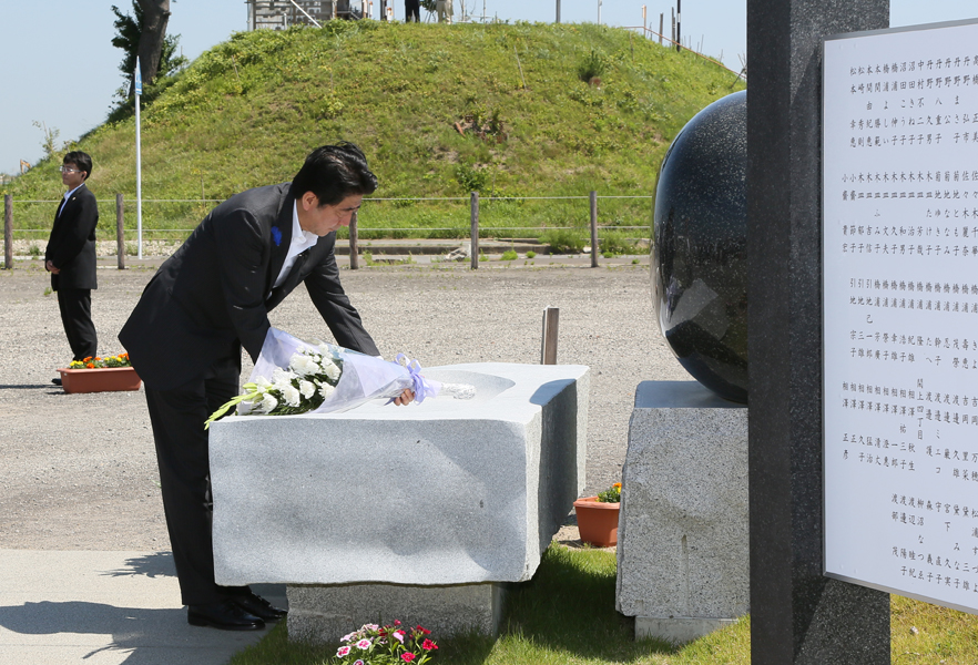 安倍总理为了把握东日本大地震灾害的复兴情况访问了宫城县。