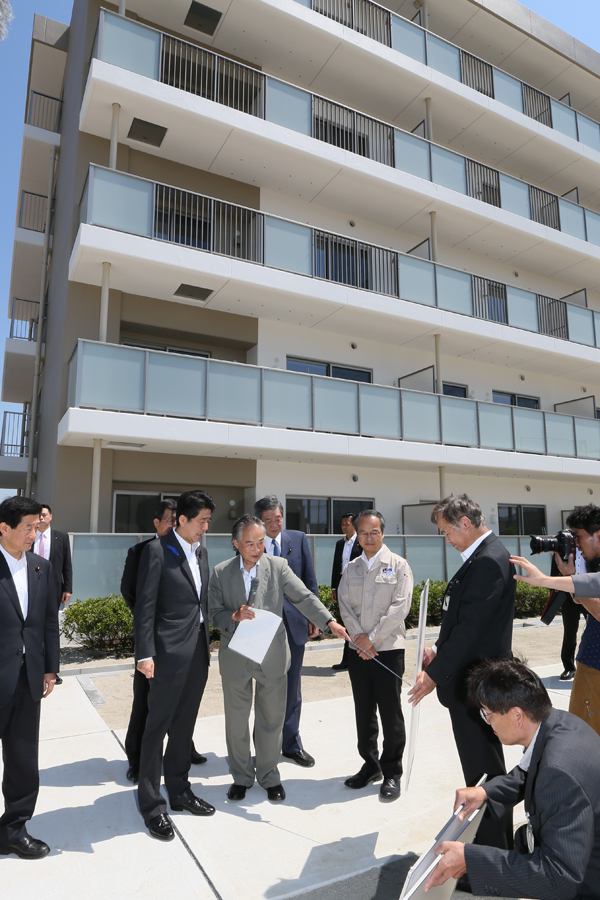 安倍总理为了把握东日本大地震灾害的复兴情况访问了宫城县。