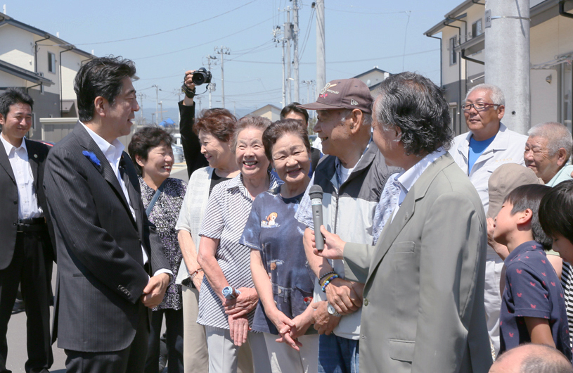 安倍总理为了把握东日本大地震灾害的复兴情况访问了宫城县。