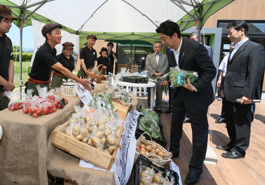 安倍总理为了把握东日本大地震灾害的复兴情况访问了宫城县。