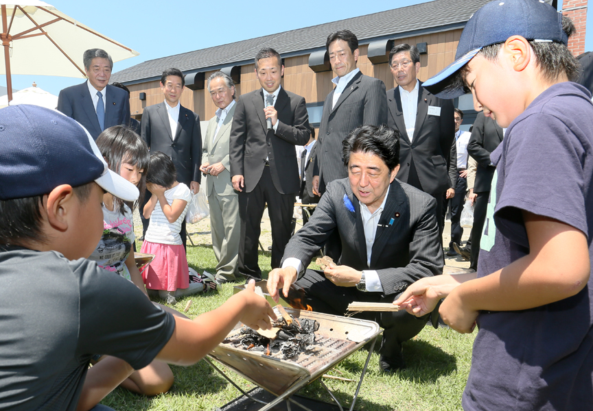 安倍总理为了把握东日本大地震灾害的复兴情况访问了宫城县。