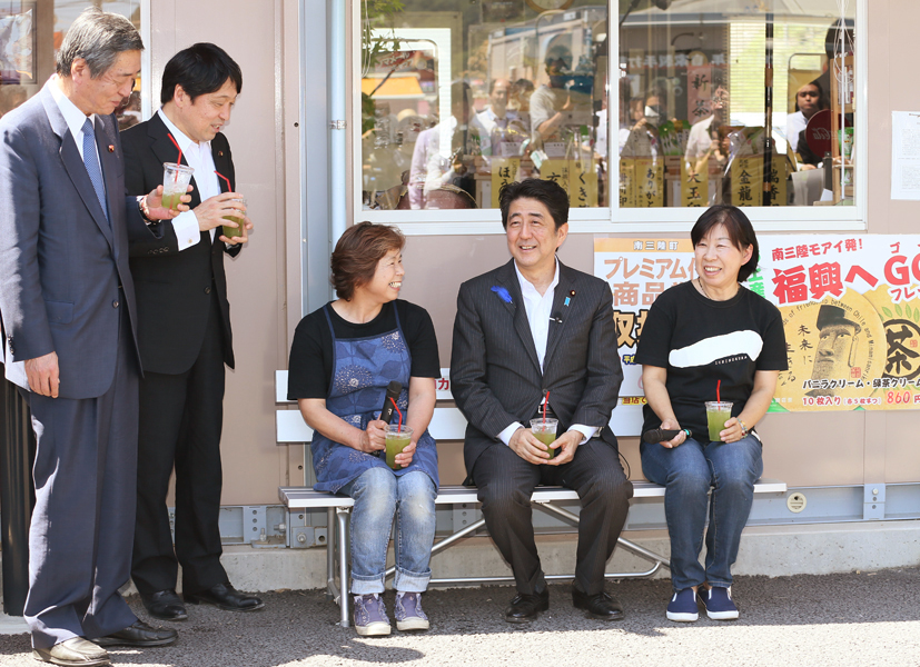 安倍总理为了把握东日本大地震灾害的复兴情况访问了宫城县。