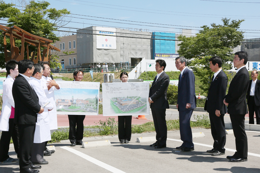 安倍总理为了把握东日本大地震灾害的复兴情况访问了宫城县。