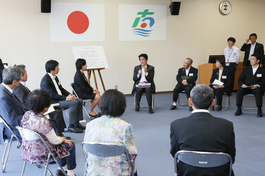 安倍总理为了把握东日本大地震灾害的复兴情况访问了宫城县。