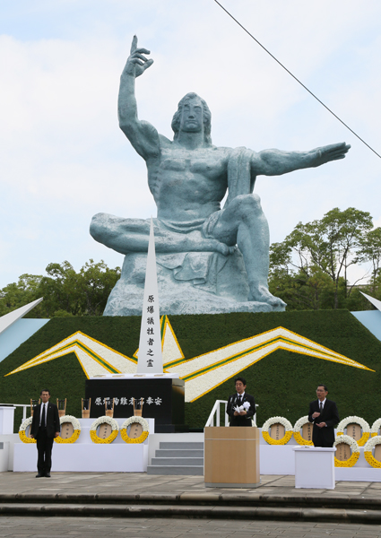 安倍总理出席了在长崎市和平公园举行的长崎市原子弹爆炸遇难者悼念暨和平祈愿仪式。