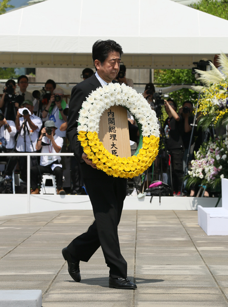 安倍总理出席了在长崎市和平公园举行的长崎市原子弹爆炸遇难者悼念暨和平祈愿仪式。