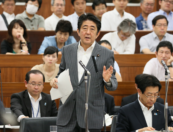 安倍总理出席了参议院厚生劳动委员会。