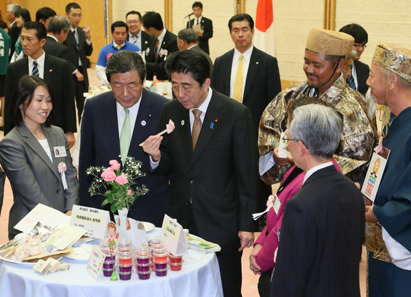 安倍总理出席了在总理大臣官邸举行的“寻找农山渔村至宝”交流会。