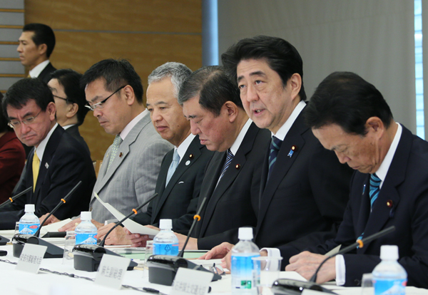 安倍总理在总理大臣官邸召开了“城镇・居民・工作创生会议”。