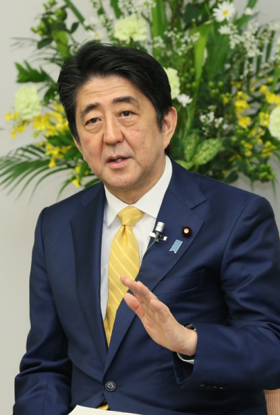 安倍总理在总理大臣官邸出席了面向“‘日本一亿总活跃计划’的制定与以钟点工及合同工形式工作的人士的恳谈会”。