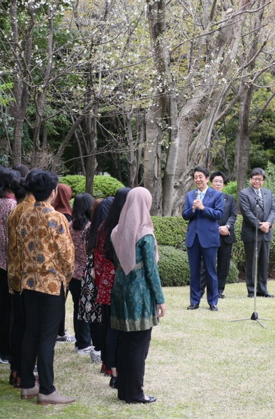 安倍总理在总理大臣官邸接受了印度尼西亚学生日语剧团“en塾”代表的拜会。