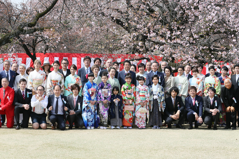 安倍总理在东京都内的新宿御苑举行了赏樱会。