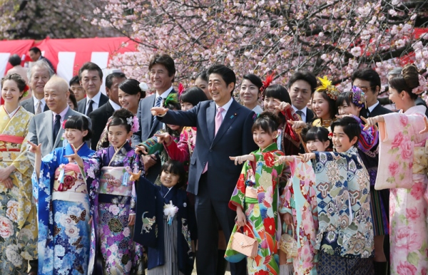 安倍总理在东京都内的新宿御苑举行了赏樱会。