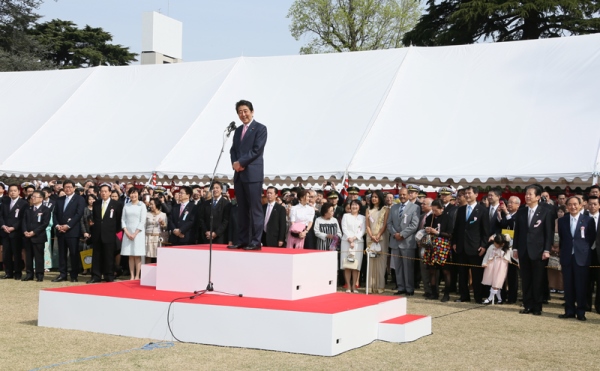 安倍总理在东京都内的新宿御苑举行了赏樱会。