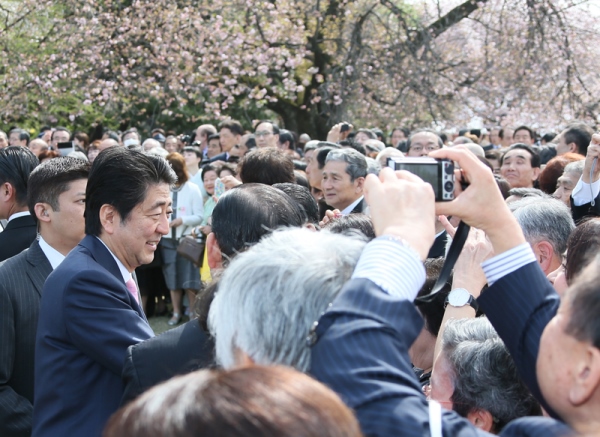 安倍总理在东京都内的新宿御苑举行了赏樱会。