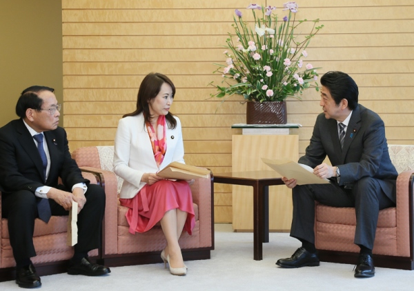 安倍总理在总理大臣官邸接受了自由民主党“治安・反恐对策调查会”的要求。