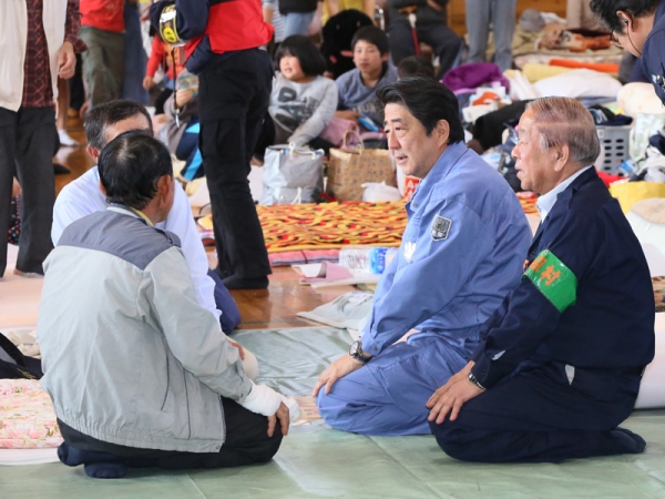 安倍总理为了视察熊本地震造成灾害状况，访问了大分县以及熊本县。