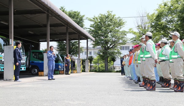 安倍总理为了视察熊本地震造成灾害状况，访问了大分县以及熊本县。