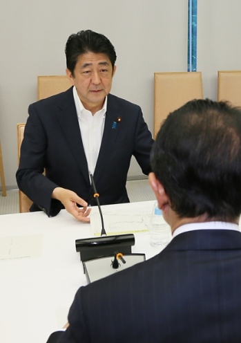 安倍总理在总理大臣官邸出席了第2次面向稳定金融市场的政府・日本银行紧急会议。