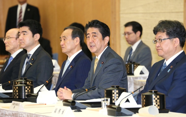 安倍总理召开了与都道府县议会议长的恳谈会。