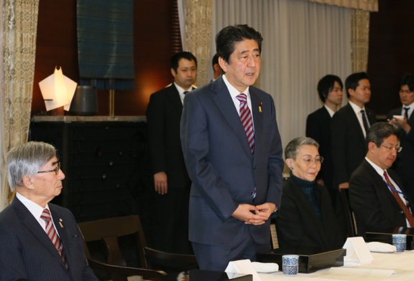 安倍总理在总理大臣公邸举行了与北方领土原岛民们的恳谈会。