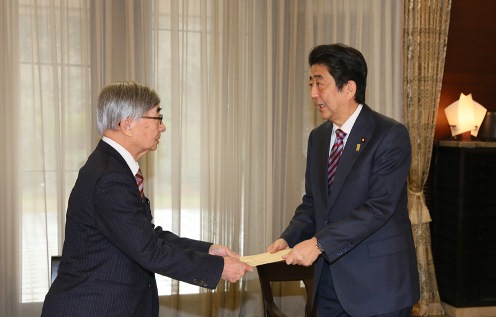 安倍总理在总理大臣公邸举行了与北方领土原岛民们的恳谈会。