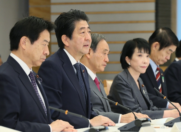 安倍总理在总理大臣官邸进行了应对新型流感等的训练。